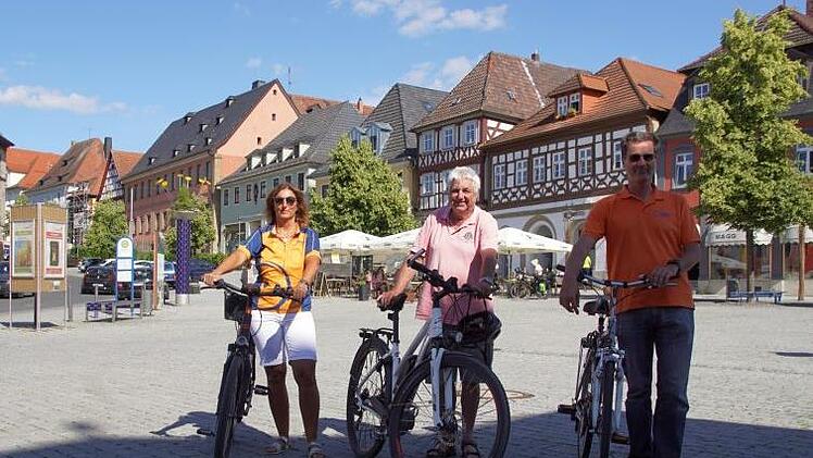 Der ADFC Obermain, hier mit den Tourenleitern Armin Lieb (Mitte), Sonja Fischer und Max Rother l&auml;dt auch heuer wieder mit interessanten Touren ein zum fr&ouml;hlichen Radeln. Foto: Mario Deller