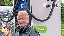 Geritt Hoppe, Dritter Bürgermeister von Lonnerstadt, bei der Inbetriebnahme der Schnellladestation.