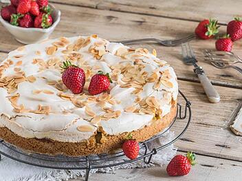 erdbeerkuchen-baiserhaube.jpg