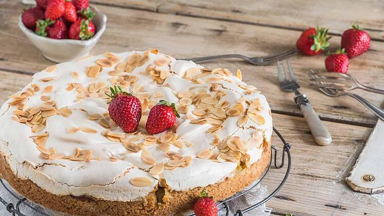 erdbeerkuchen-baiserhaube.jpg
