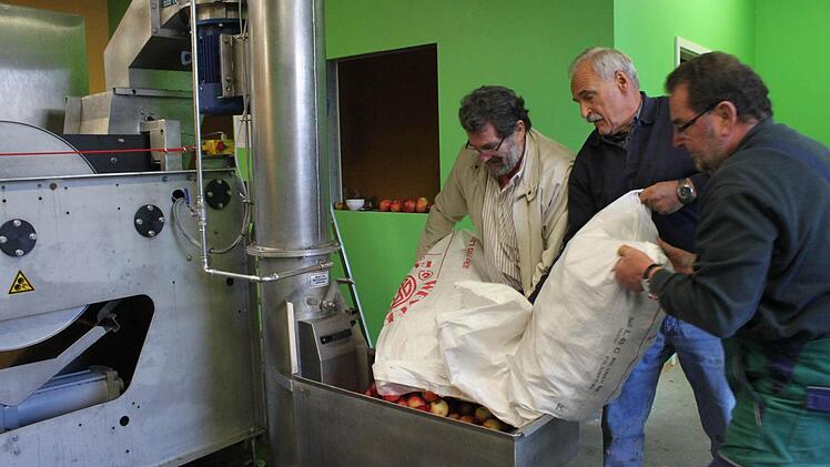 Wilfried Weigel (links) hat rund 100 Kilo Äpfel mitgebracht. Beim Umladen helfen ihm Rainer Düreth (Mitte) und Andreas Ettenauer.