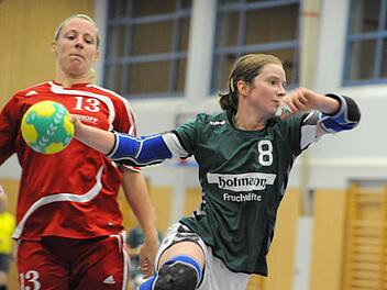 Entwischt: Carolin Annon von der SG Garitz/Nüdlingen hat die Regensburgerin Julia Prohaska auf die Standspur geschickt und setzt zum Sprungwurf an. Foto: Hopf