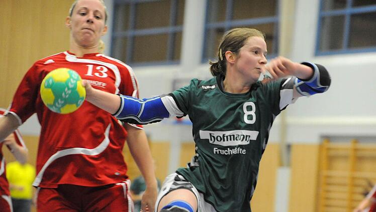 Entwischt: Carolin Annon von der SG Garitz/Nüdlingen hat die Regensburgerin Julia Prohaska auf die Standspur geschickt und setzt zum Sprungwurf an. Foto: Hopf