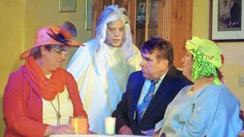 Rita Sonntag (links, Claudia Förtsch) und ihr Bürgermeister-Gatte Erwin Sonntag (Helmut Wicht) tappen in die Falle, die ihnen Penner-Paula (Karin Wicht, Zweite von links) und die Wahrsagerin "Madame Ozeana" (Edeltraud Schnapp) gestellt haben.