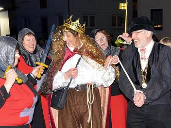 Burkardroths Bürgermeister Waldemar Bug musste sich beim Rathaussturm seiner Widersacherin, Gräfin von Löwen (Annette Wehner) geschlagen geben.  Fotos: Peter Rauch