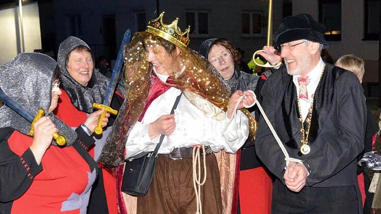 Burkardroths Bürgermeister Waldemar Bug musste sich beim Rathaussturm seiner Widersacherin, Gräfin von Löwen (Annette Wehner) geschlagen geben.  Fotos: Peter Rauch