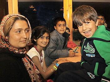 Wenigstens die Jüngsten können schon wieder lachen. Diese afghanische Familie ist auf ihrer Flucht in Deutschland angekommen. Seit Dienstagmorgen sind Vater, Mutter und vier Kinder wieder unterwegs in eine neue Unterkunft. Fotos: Katrin Geyer