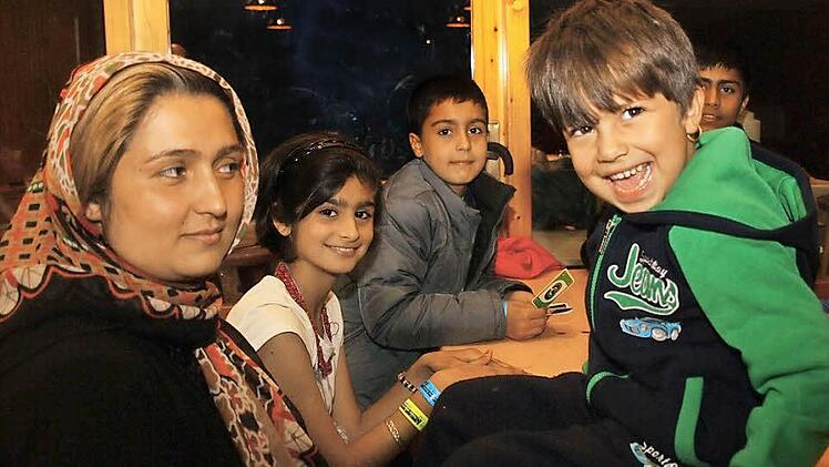 Wenigstens die Jüngsten können schon wieder lachen. Diese afghanische Familie ist auf ihrer Flucht in Deutschland angekommen. Seit Dienstagmorgen sind Vater, Mutter und vier Kinder wieder unterwegs in eine neue Unterkunft. Fotos: Katrin Geyer