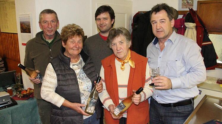 Je eine Flasche Wein gab es für diejenigen, die Trauben für den diesjährigen Wein zur Verfügung gestellt hatten. Auf dem Foto von links: Wilhelm Greiff, Helga Scheichenost, Boris Bayer, Hedwig Schumann, Norbert Scheichenost. Foto: Helmut Will