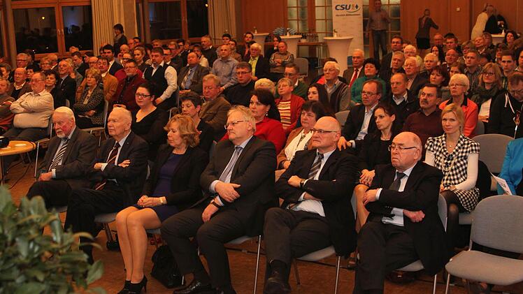 Die Stadthalle war bis auf den letzten Platz besetzt und rund 150 Mitglieder und Gäste lauschten dem Vortrag von Justizminister Winfried Bausback und ehrten Mitglieder und erfolgreiche Werber. Foto: Günther Geiling
