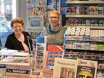 Seniorchefin Hermine Ankenbrand (links) steht seit 60 Jahren an der Kasse ihrer Tankstelle in Eltmann. Ihre Mitarbeiterin Sabine Scheuring hat die Zahlen im Blick.  Foto: Friederike Stark