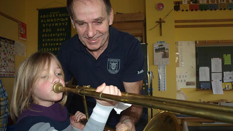 Start des WIM-Projektes an den Grundschulen der Gemeinde Oerlenbach. Richard Dees erklärt, wie dem Instrument Töne zu entlocken sind. Foto: Stefan Geiger