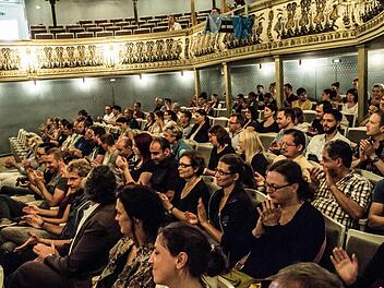 Coburgs Intendant Bodo Busse begrüßtE das künstlerische Ensemble und die Mitarbeiter hinter den Kulissen zum Probenauftakt im Landestheater. Fotos: Jochen Berger