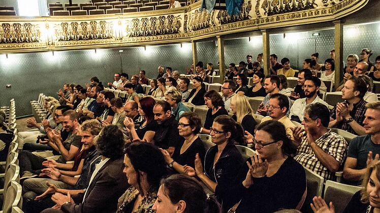 Coburgs Intendant Bodo Busse begrüßtE das künstlerische Ensemble und die Mitarbeiter hinter den Kulissen zum Probenauftakt im Landestheater. Fotos: Jochen Berger