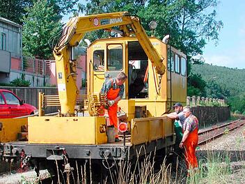 Blick in die Geschichte: Im Jahr 2003 gab es die letzten Wartungsfahrten auf der Sinntalbahn, danach wurde es wegen der Dammrutsche zu gefährlich. Die Firma "Meißner Gleisrückbau" hat wohl die Strecke nun gekauft und will die Schienen möglichst schnell aus- und gleich einen Radweg einbauen. Foto: Archiv/Ruppert