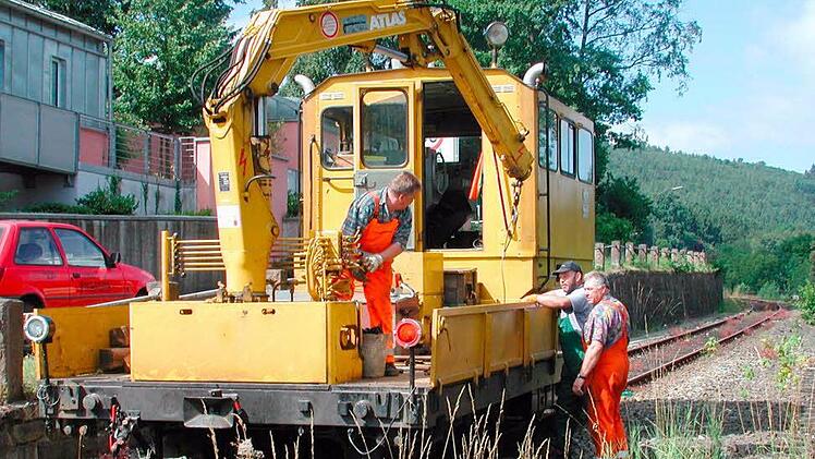 Blick in die Geschichte: Im Jahr 2003 gab es die letzten Wartungsfahrten auf der Sinntalbahn, danach wurde es wegen der Dammrutsche zu gefährlich. Die Firma "Meißner Gleisrückbau" hat wohl die Strecke nun gekauft und will die Schienen möglichst schnell aus- und gleich einen Radweg einbauen. Foto: Archiv/Ruppert