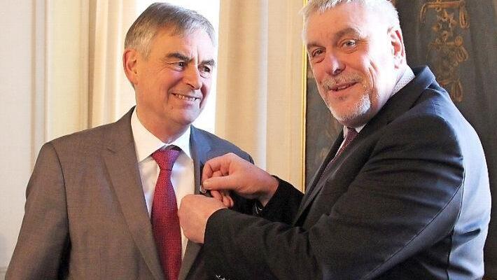 "Er sprüht immer noch vor Energie. Da ist noch Luft nach oben", stellte OB Norbert Tessmer (rechts) fest, als er Gerhard Lindner die zur Medaille gehörende Nadel ansteckte.  Foto: Ulrike Nauer