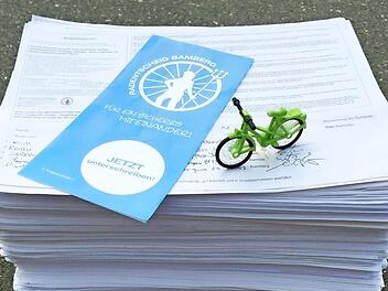 Diesen Stapel mit Unterschriften will die Inititative heute (26.07.17) dem Stadtrat übergeben.  Foto: Radentscheid Bamberg