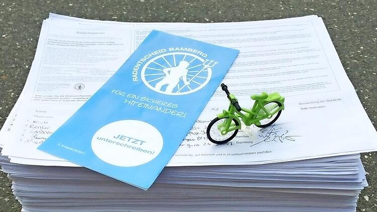 Diesen Stapel mit Unterschriften will die Inititative heute (26.07.17) dem Stadtrat übergeben.  Foto: Radentscheid Bamberg