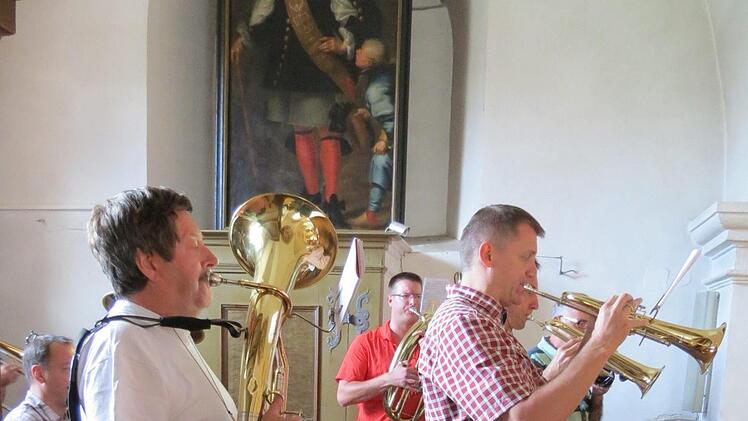 Musikanten beim Gottesdienst auf dem Kreuzberg. Foto: Doris Bauer