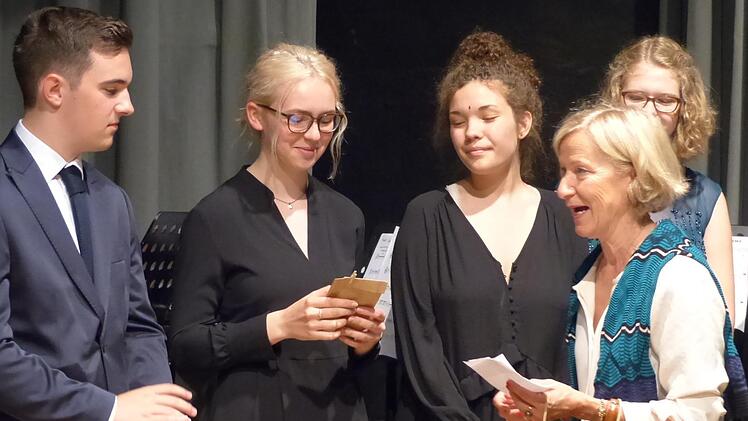 Lieselotte Rall bedankt sich im Namen des Freundeskreises für besonderes musikalisches Engagement. Foto: Pauline Lindner