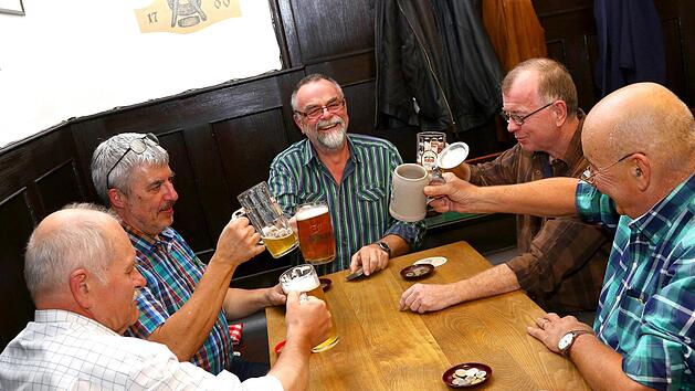 Stammtische und Kartrunden fühlen sich in der "Zunftstube" zuhause. Unser Bild zeigt bei einer Schafkopf-Runde (von rechts) Thomas Lange, Manfred Heller, Horst Hühnlein, Reiner Scherfenberg und Werner Friedlein.  Foto: Monika Limmer
