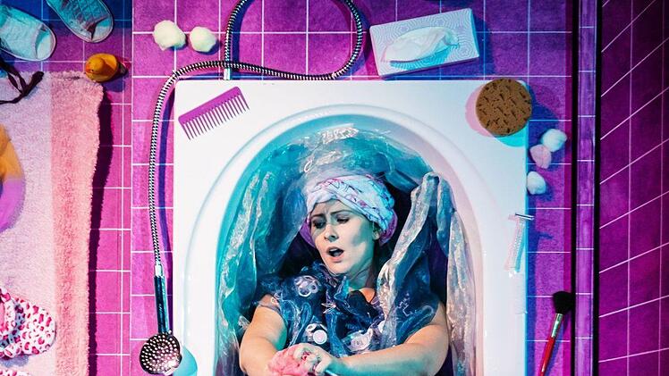 "Neues vom Tage": Szene aus der Coburger Erstaufführung von Paul Hindemiths Oper am Landestheater.Foto: Sebastian Buff