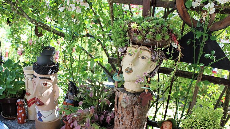 Grün wuchert aus den Köpfen der Figuren, die allesamt von der Hausherrin selbst stammen.    Foto: Evi Seeger