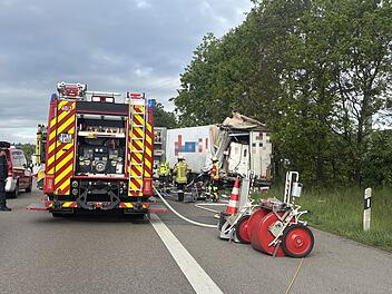 Schwerer Auffahrunfall zwischen zwei Lastwagen: Ein Fahrer stirbt an der Unfallstelle