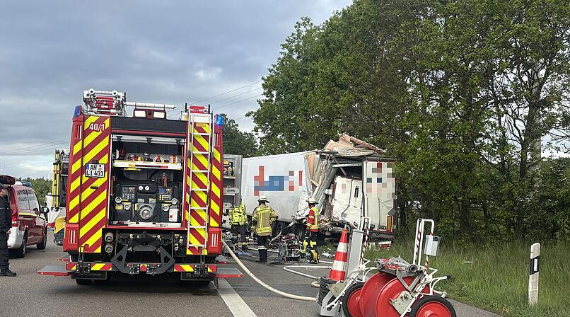 Schwerer Auffahrunfall zwischen zwei Lastwagen: Ein Fahrer stirbt an der Unfallstelle