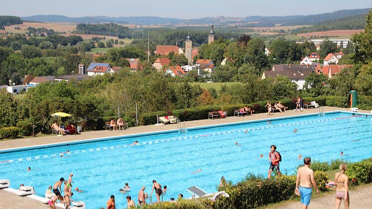 Eberns Freibad punktet mit seiner malerischen Lage.