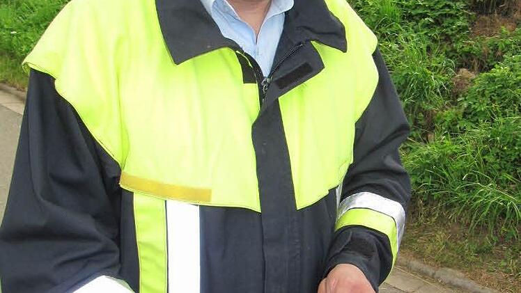 Prüfer Rainer Ender von der FFW Wolfsloch mit den Abzeichen für die erfolgreichen Teilnehmer