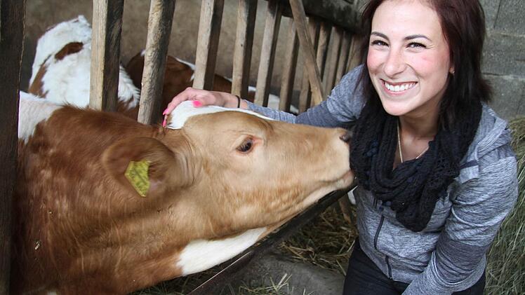 Diana Weber ist von dem Kälbchen begeistert. Foto: Sonja Adam