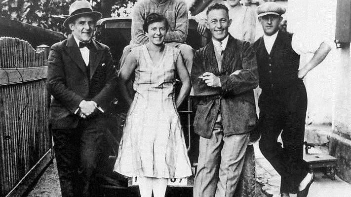 Die Dassler-Brüder ließen sich 1928 mit den ersten Kunden der "Geda" ablichten. Vorne rechts Rudolf Dassler, daneben Ehefrau Friedl, hinten in der Bildmitte Adi Dassler.  Foto: Archiv