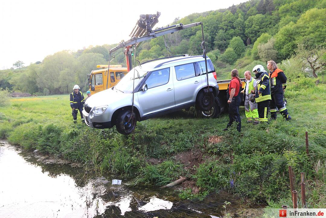 Auto stürzt bei Wannbach in Forellenteich