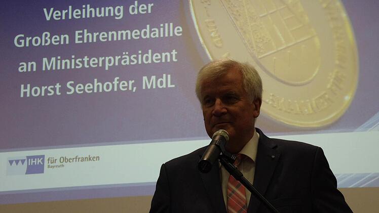 Ministerpräsident Horst Seehofer wurde in Steinbach am Wald von der IHK für Oberfranken geehrt. Foto: Marco Meißner