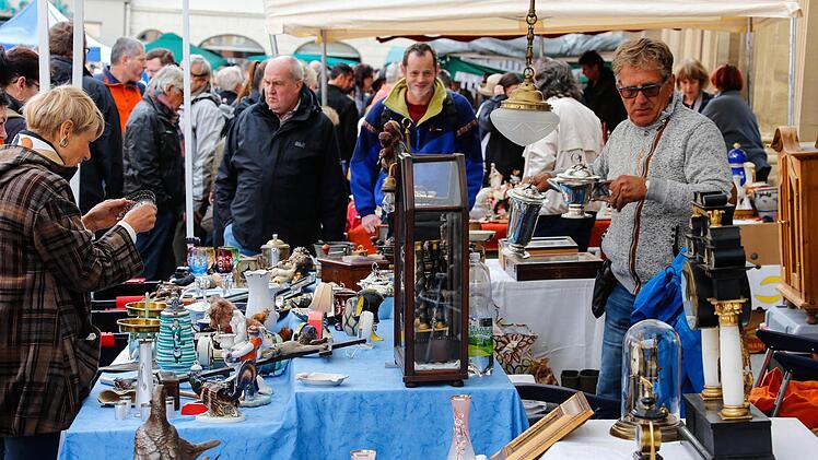 Beim Bamberger Antikmarkt kamen Liebhaber schöner alter Dinge voll auf ihre kosten. Foto: Matthias Hoch