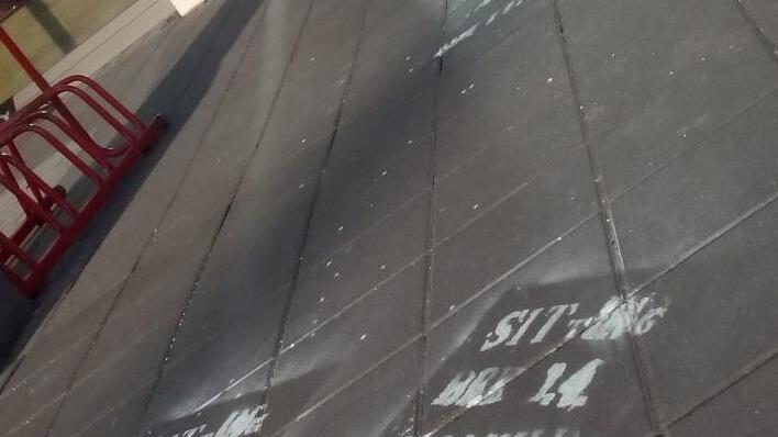 Auch vor dem Bäcker im Fachmarktzentrum waren die Sprayer aktiv. Foto: Ulrike Müller