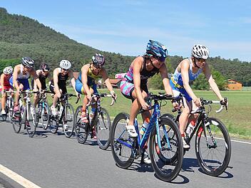 Erstmals war beim Kulmbacher Triathlon die Radstrecke komplett für den öffentlichen Verkehr gesperrt. So hatten die Sportler und Sportlerinnen die ganze Straße für sich. Foto: Karl Heinz Weber