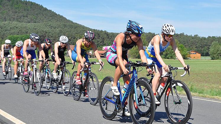 Erstmals war beim Kulmbacher Triathlon die Radstrecke komplett für den öffentlichen Verkehr gesperrt. So hatten die Sportler und Sportlerinnen die ganze Straße für sich. Foto: Karl Heinz Weber