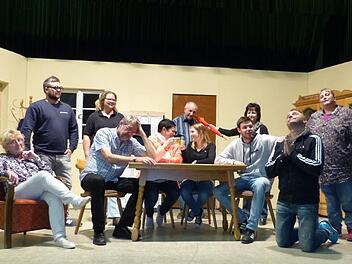 Die Proben auf der Bühne der Frankenwaldhalle laufen auf Hochtouren.  Im Bild (von links) Gerlinde Rothert, Christoph Wirth, Yvonne Heikenwälder, Volker Kirschenlohr, Ines Schramm, Hans Eichner, Madeleine van Arondt, Jan Kirschenlohr, Birgit Rodler, Andreas Greim und Heidrun HemmeKlaus-Peter Wulf