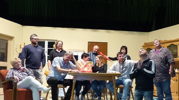 Die Proben auf der Bühne der Frankenwaldhalle laufen auf Hochtouren.  Im Bild (von links) Gerlinde Rothert, Christoph Wirth, Yvonne Heikenwälder, Volker Kirschenlohr, Ines Schramm, Hans Eichner, Madeleine van Arondt, Jan Kirschenlohr, Birgit Rodler, Andreas Greim und Heidrun HemmeKlaus-Peter Wulf