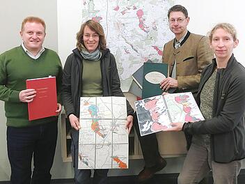 Bei der Übergabe des neuen  Forsteinrichtungswerkes für den  Markt Maßbach (von links): Bürgermeister Matthias Klement, FBG-Försterin Hannah Severin, Forstdirektor  Hubert Türich (Amt für Ernährung. Landwirtschaft und Forsten Bad  Neustadt/Saale) und  FBG-Försterin Ute Kerschbaum.  Gudrun Göbel