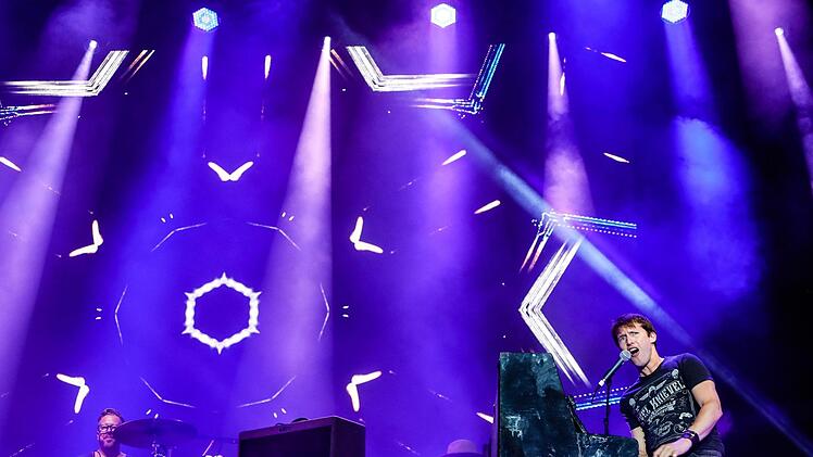 Umjubeltes Konzert: James Blunt begeisterte 6000 Besucher auf dem Coburger Schlossplatz.  Foto: Matthias Hoch