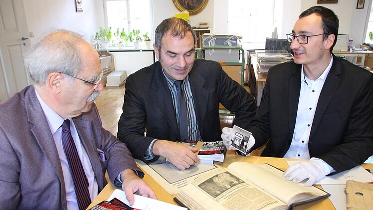 Professor Gert Melville, VHS-Leiter Rainer Maier und der Leiter des Coburger Staatsarchivs, Alexander Wolz, sichten einige der Archivalien aus der NS-Zeit, unter anderem das Tagebuch der NSDAP-Kreisleitung aus dem Jahr 1941/42. Foto: Simone Bastian