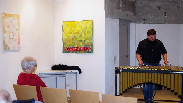 Philipp Sammet umrahmte in der Synagoge  die Vorstellung der Paramente von Christina Sammet. Foto: Heike Schülein