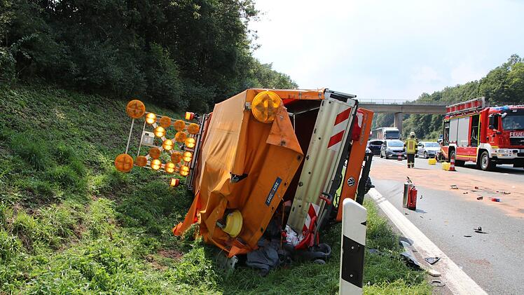 Unfall auf A6 bei Petersaurach: Ein Transporter fuhr am Sonntagnachmittag in ein Fahrzeug der Autobahnmeisterei. Foto: NEWS5/O&szlig;wald