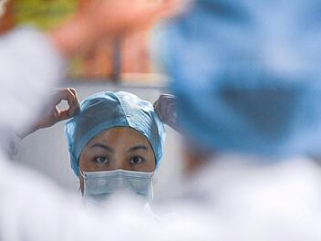 Eine Pathologie-Mitarbeiterin der Uniklinik München behauptete in einem Video, sie müsse künftig PCR-Tests vorlegen - und diese selbst bezahlen.