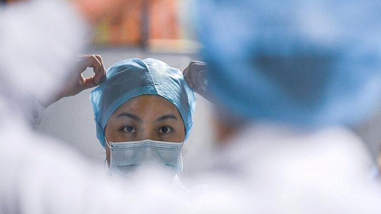 Eine Pathologie-Mitarbeiterin der Uniklinik München behauptete in einem Video, sie müsse künftig PCR-Tests vorlegen - und diese selbst bezahlen.