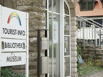 Wegen Schimmels musste die Tourist-Info aus dem Alten Rathaus (im Bild) in die Georgi-Halle ziehen.